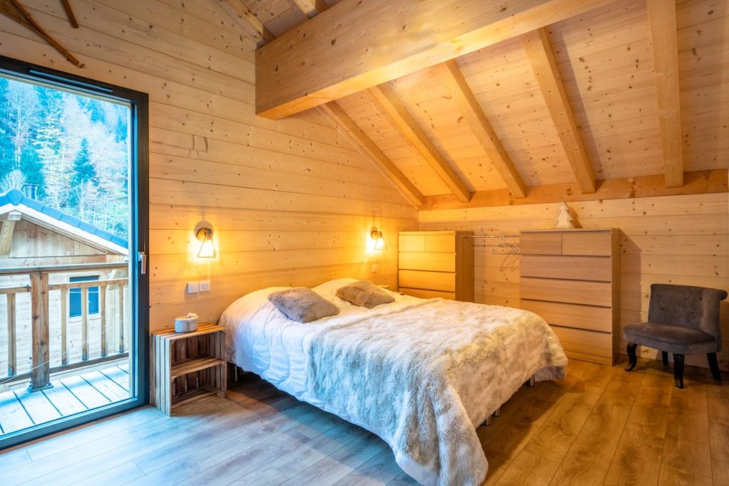 Chambre lit double avec balcon chalet